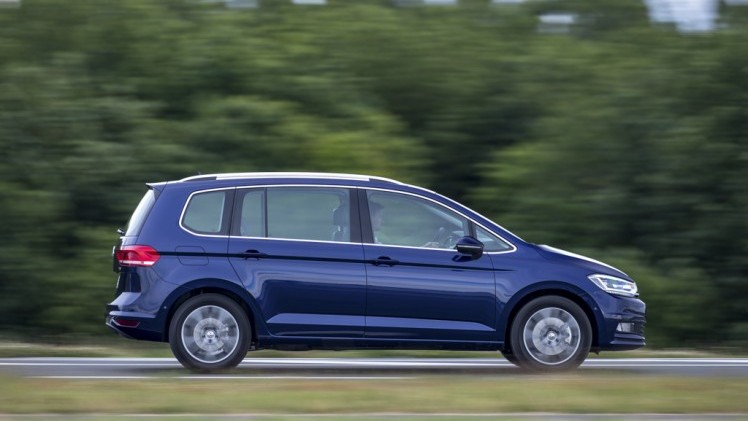Autotest nieuwe Volkswagen Touran 1.4 TSI en 1.6 TDI. Na 12 jaar is het tijd voor een nieuwe generatie Touran, de MPV is groter, ruimer, zuiniger en rijdt beter.