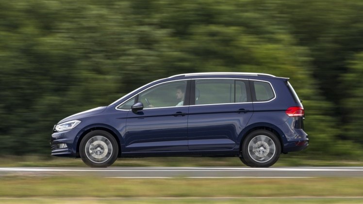 Autotest nieuwe Volkswagen Touran 1.4 TSI en 1.6 TDI. Na 12 jaar is het tijd voor een nieuwe generatie Touran, de MPV is groter, ruimer, zuiniger en rijdt beter.