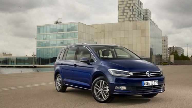 Autotest nieuwe Volkswagen Touran 1.4 TSI en 1.6 TDI. Na 12 jaar is het tijd voor een nieuwe generatie Touran, de MPV is groter, ruimer, zuiniger en rijdt beter.