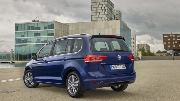 Autotest nieuwe Volkswagen Touran 1.4 TSI en 1.6 TDI. Na 12 jaar is het tijd voor een nieuwe generatie Touran, de MPV is groter, ruimer, zuiniger en rijdt beter.