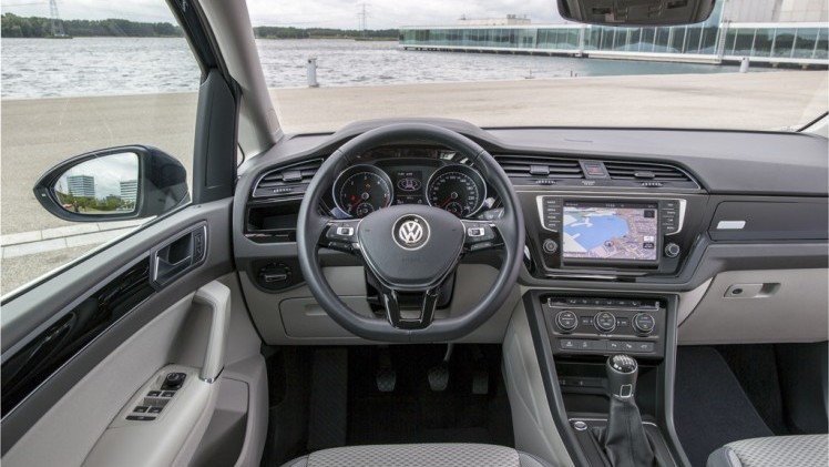 Autotest nieuwe Volkswagen Touran 1.4 TSI en 1.6 TDI. Na 12 jaar is het tijd voor een nieuwe generatie Touran, de MPV is groter, ruimer, zuiniger en rijdt beter.