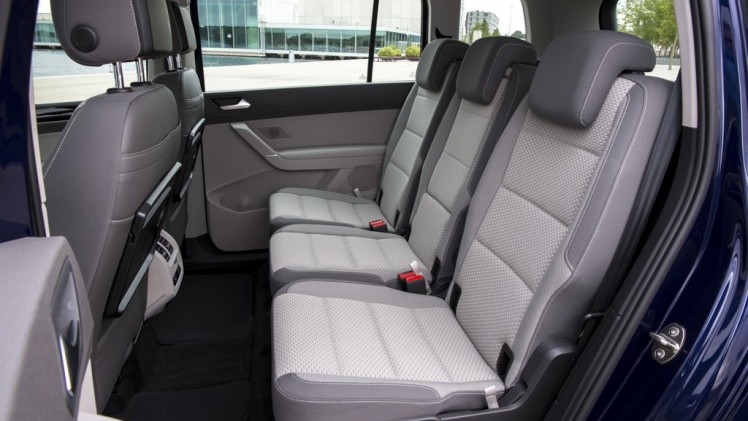 Autotest nieuwe Volkswagen Touran 1.4 TSI en 1.6 TDI. Na 12 jaar is het tijd voor een nieuwe generatie Touran, de MPV is groter, ruimer, zuiniger en rijdt beter.