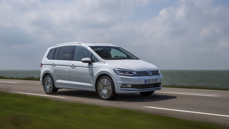Autotest nieuwe Volkswagen Touran 1.4 TSI en 1.6 TDI. Na 12 jaar is het tijd voor een nieuwe generatie Touran, de MPV is groter, ruimer, zuiniger en rijdt beter.