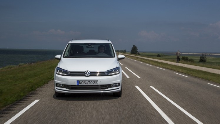 Autotest nieuwe Volkswagen Touran 1.4 TSI en 1.6 TDI. Na 12 jaar is het tijd voor een nieuwe generatie Touran, de MPV is groter, ruimer, zuiniger en rijdt beter.