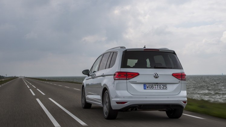 Autotest nieuwe Volkswagen Touran 1.4 TSI en 1.6 TDI. Na 12 jaar is het tijd voor een nieuwe generatie Touran, de MPV is groter, ruimer, zuiniger en rijdt beter.