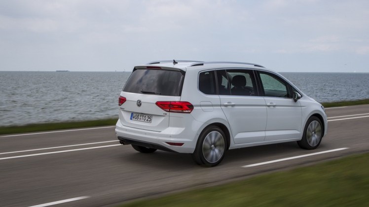 Autotest nieuwe Volkswagen Touran 1.4 TSI en 1.6 TDI. Na 12 jaar is het tijd voor een nieuwe generatie Touran, de MPV is groter, ruimer, zuiniger en rijdt beter.