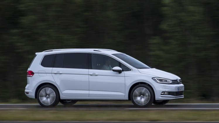 Autotest nieuwe Volkswagen Touran 1.4 TSI en 1.6 TDI. Na 12 jaar is het tijd voor een nieuwe generatie Touran, de MPV is groter, ruimer, zuiniger en rijdt beter.