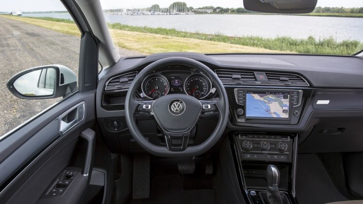 Autotest nieuwe Volkswagen Touran 1.4 TSI en 1.6 TDI. Na 12 jaar is het tijd voor een nieuwe generatie Touran, de MPV is groter, ruimer, zuiniger en rijdt beter.