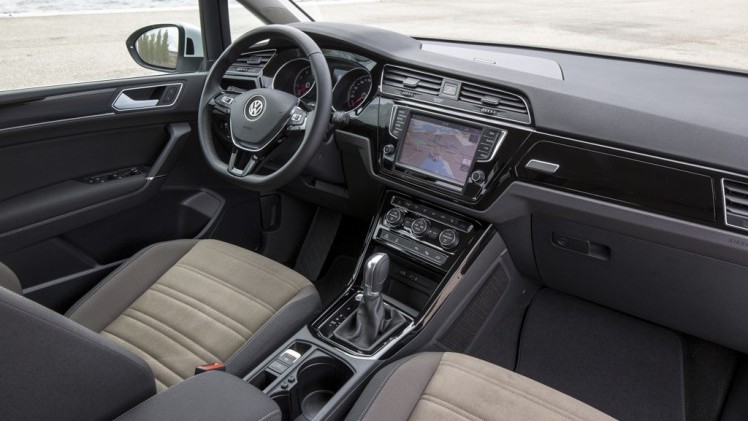 Autotest nieuwe Volkswagen Touran 1.4 TSI en 1.6 TDI. Na 12 jaar is het tijd voor een nieuwe generatie Touran, de MPV is groter, ruimer, zuiniger en rijdt beter.
