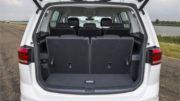 Autotest nieuwe Volkswagen Touran 1.4 TSI en 1.6 TDI. Na 12 jaar is het tijd voor een nieuwe generatie Touran, de MPV is groter, ruimer, zuiniger en rijdt beter.