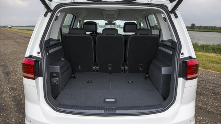 Autotest nieuwe Volkswagen Touran 1.4 TSI en 1.6 TDI. Na 12 jaar is het tijd voor een nieuwe generatie Touran, de MPV is groter, ruimer, zuiniger en rijdt beter.