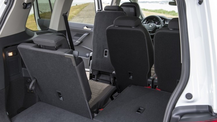 Autotest nieuwe Volkswagen Touran 1.4 TSI en 1.6 TDI. Na 12 jaar is het tijd voor een nieuwe generatie Touran, de MPV is groter, ruimer, zuiniger en rijdt beter.