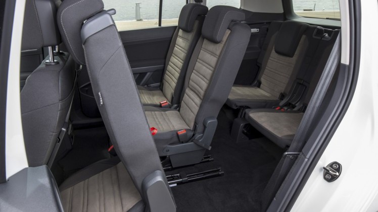 Autotest nieuwe Volkswagen Touran 1.4 TSI en 1.6 TDI. Na 12 jaar is het tijd voor een nieuwe generatie Touran, de MPV is groter, ruimer, zuiniger en rijdt beter.