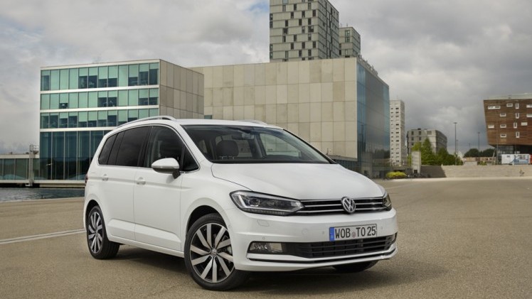 Autotest nieuwe Volkswagen Touran 1.4 TSI en 1.6 TDI. Na 12 jaar is het tijd voor een nieuwe generatie Touran, de MPV is groter, ruimer, zuiniger en rijdt beter.