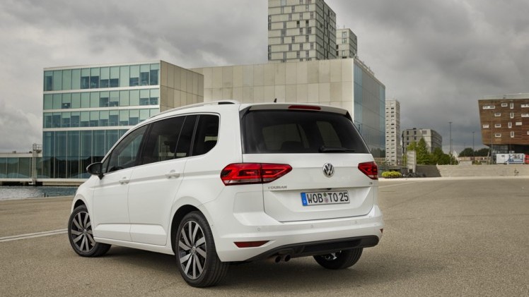 Autotest nieuwe Volkswagen Touran 1.4 TSI en 1.6 TDI. Na 12 jaar is het tijd voor een nieuwe generatie Touran, de MPV is groter, ruimer, zuiniger en rijdt beter.