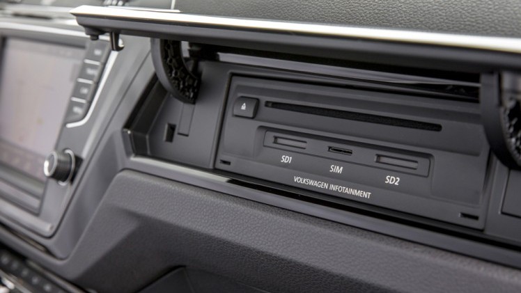 Autotest nieuwe Volkswagen Touran 1.4 TSI en 1.6 TDI. Na 12 jaar is het tijd voor een nieuwe generatie Touran, de MPV is groter, ruimer, zuiniger en rijdt beter.