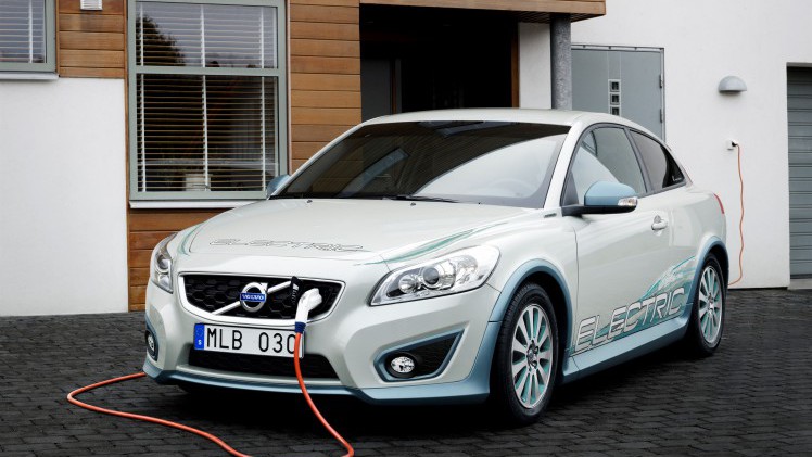 Volvo kondigt nieuwe Twin Engine plug-in hybride modellen aan en introduceert volledig elektrische Volvo in 2019.