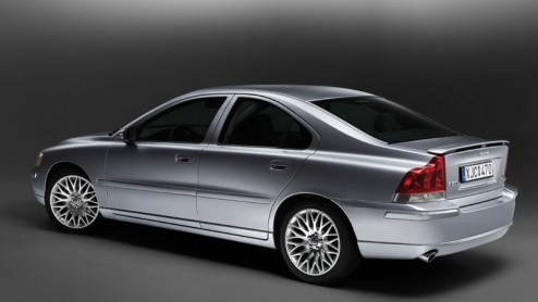 Volvo heeft de sportieve S60 licht aangepast zodat het model weer een paar jaar mee kan met de concurrentie. De Zweden laten de sportieve insteek van het model nog meer naar voren komen met de facelif