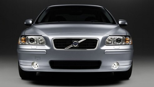 Volvo heeft de sportieve S60 licht aangepast zodat het model weer een paar jaar mee kan met de concurrentie. De Zweden laten de sportieve insteek van het model nog meer naar voren komen met de facelif