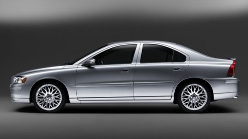 Volvo heeft de sportieve S60 licht aangepast zodat het model weer een paar jaar mee kan met de concurrentie. De Zweden laten de sportieve insteek van het model nog meer naar voren komen met de facelif