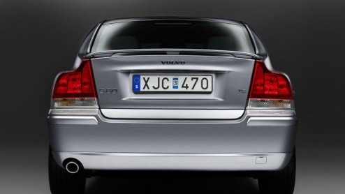 Volvo heeft de sportieve S60 licht aangepast zodat het model weer een paar jaar mee kan met de concurrentie. De Zweden laten de sportieve insteek van het model nog meer naar voren komen met de facelif