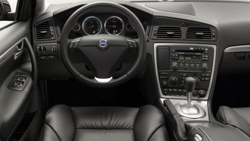 Volvo heeft de sportieve S60 licht aangepast zodat het model weer een paar jaar mee kan met de concurrentie. De Zweden laten de sportieve insteek van het model nog meer naar voren komen met de facelif