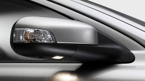 Volvo heeft de sportieve S60 licht aangepast zodat het model weer een paar jaar mee kan met de concurrentie. De Zweden laten de sportieve insteek van het model nog meer naar voren komen met de facelif