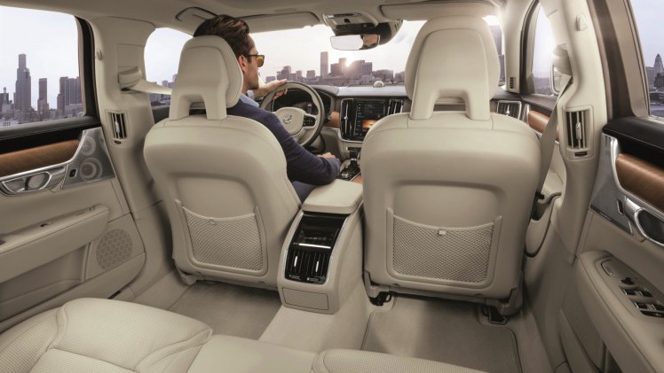 Volvo introduceert S90L en S90 Excellence. De S90 met extra wielbasis komt alleen in China op de markt, terwijl de S90 Excellence met Lounge Console ook naar Europa komt.