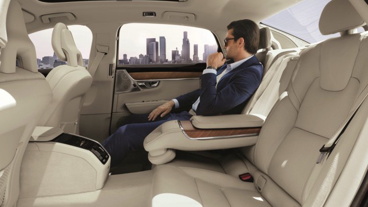 Volvo introduceert S90L en S90 Excellence. De S90 met extra wielbasis komt alleen in China op de markt, terwijl de S90 Excellence met Lounge Console ook naar Europa komt.