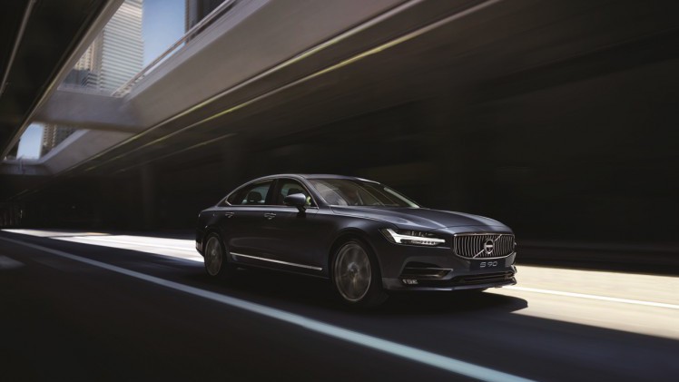 Volvo introduceert S90L en S90 Excellence. De S90 met extra wielbasis komt alleen in China op de markt, terwijl de S90 Excellence met Lounge Console ook naar Europa komt.