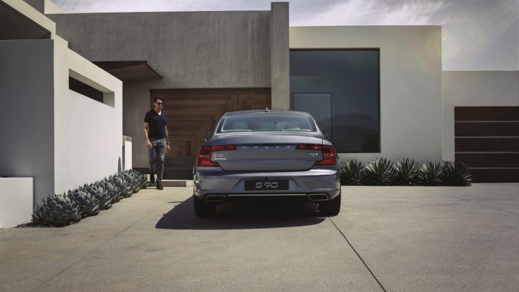 Volvo introduceert S90L en S90 Excellence. De S90 met extra wielbasis komt alleen in China op de markt, terwijl de S90 Excellence met Lounge Console ook naar Europa komt.