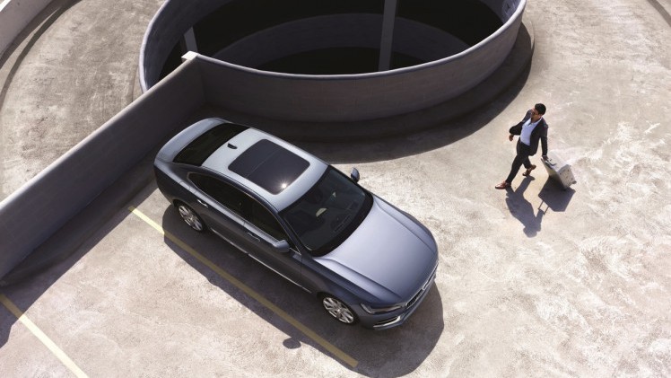 Volvo introduceert S90L en S90 Excellence. De S90 met extra wielbasis komt alleen in China op de markt, terwijl de S90 Excellence met Lounge Console ook naar Europa komt.