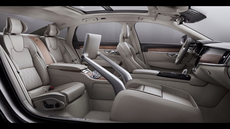 Volvo introduceert S90L en S90 Excellence. De S90 met extra wielbasis komt alleen in China op de markt, terwijl de S90 Excellence met Lounge Console ook naar Europa komt.