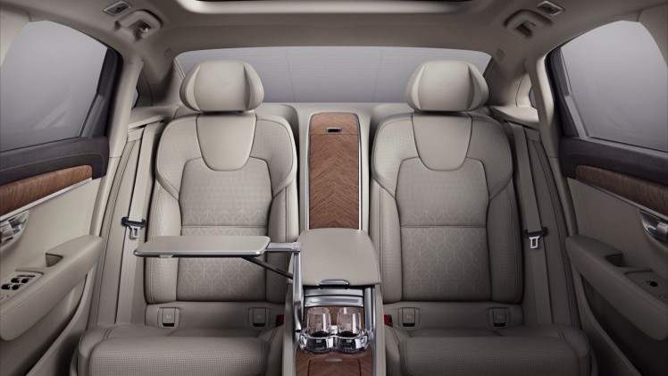 Volvo introduceert S90L en S90 Excellence. De S90 met extra wielbasis komt alleen in China op de markt, terwijl de S90 Excellence met Lounge Console ook naar Europa komt.