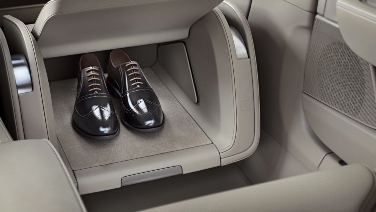 Volvo introduceert S90L en S90 Excellence. De S90 met extra wielbasis komt alleen in China op de markt, terwijl de S90 Excellence met Lounge Console ook naar Europa komt.