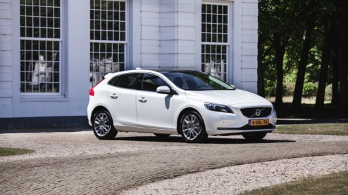 Autotest Volvo V40 D4. In deze rijtest van de V40 D4 Business lees je dat 14% bijtelling en 190 pk opperbest samen gaat. Volvo heeft de populaire leaseversie bovendien scherp netto geprijsd.