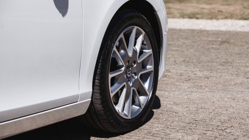 Autotest Volvo V40 D4. In deze rijtest van de V40 D4 Business lees je dat 14% bijtelling en 190 pk opperbest samen gaat. Volvo heeft de populaire leaseversie bovendien scherp netto geprijsd.