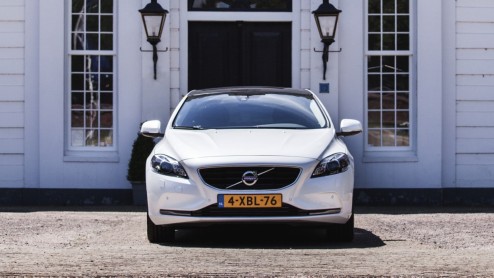 Autotest Volvo V40 D4. In deze rijtest van de V40 D4 Business lees je dat 14% bijtelling en 190 pk opperbest samen gaat. Volvo heeft de populaire leaseversie bovendien scherp netto geprijsd.