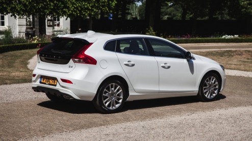 Autotest Volvo V40 D4. In deze rijtest van de V40 D4 Business lees je dat 14% bijtelling en 190 pk opperbest samen gaat. Volvo heeft de populaire leaseversie bovendien scherp netto geprijsd.