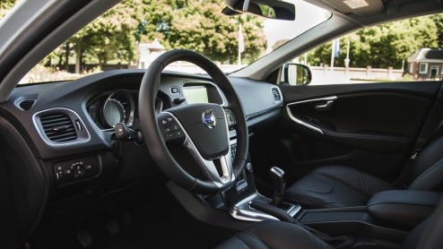 Autotest Volvo V40 D4. In deze rijtest van de V40 D4 Business lees je dat 14% bijtelling en 190 pk opperbest samen gaat. Volvo heeft de populaire leaseversie bovendien scherp netto geprijsd.