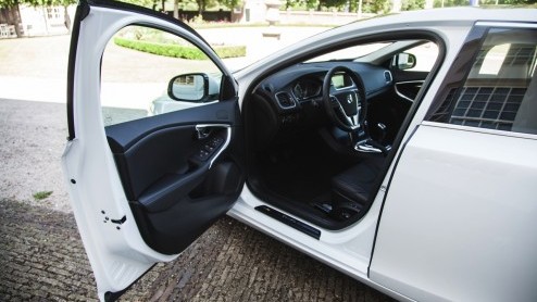 Autotest Volvo V40 D4. In deze rijtest van de V40 D4 Business lees je dat 14% bijtelling en 190 pk opperbest samen gaat. Volvo heeft de populaire leaseversie bovendien scherp netto geprijsd.