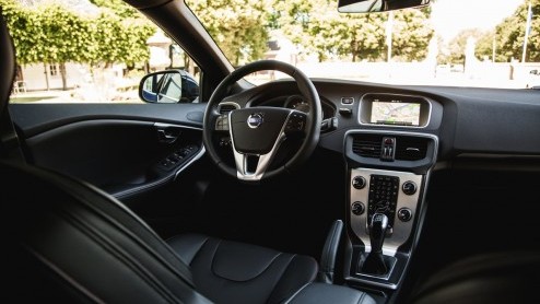Autotest Volvo V40 D4. In deze rijtest van de V40 D4 Business lees je dat 14% bijtelling en 190 pk opperbest samen gaat. Volvo heeft de populaire leaseversie bovendien scherp netto geprijsd.