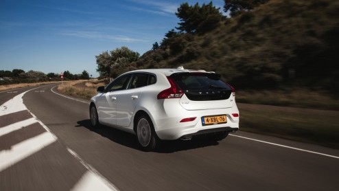 Autotest Volvo V40 D4. In deze rijtest van de V40 D4 Business lees je dat 14% bijtelling en 190 pk opperbest samen gaat. Volvo heeft de populaire leaseversie bovendien scherp netto geprijsd.