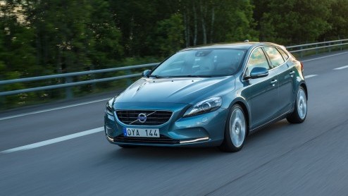 Volvo neemt per 1 januari 2014 de T2-benzinemotor alsnog op in de prijslijst van de V40. Daarmee daalt de vanfprijs van de V40 met twee mille naar 24.995 euro.