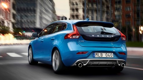 Volvo neemt per 1 januari 2014 de T2-benzinemotor alsnog op in de prijslijst van de V40. Daarmee daalt de vanfprijs van de V40 met twee mille naar 24.995 euro.