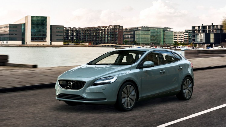 Volvo V40 Private Lease met het faceliftmodel in 2016 vanaf 369 euro per maand. De V40 Nordic is vanaf 389 euro per maand met prive-lease te rijden.