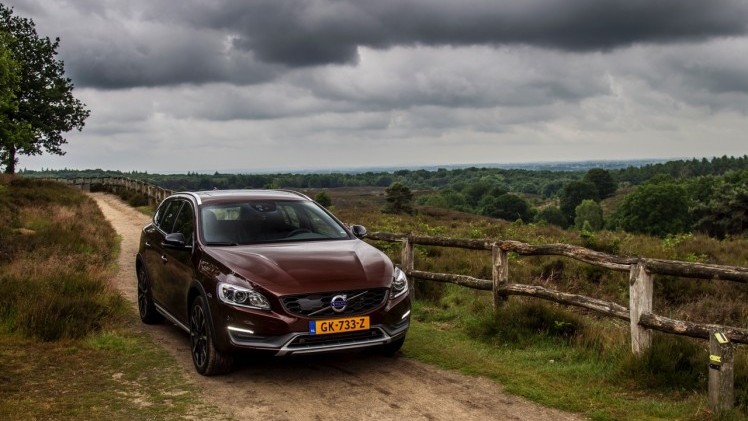 Autotest Volvo V60 Cross Country, de stoere V60 met extra bodemvrijheid en een offroad uitstraling waarbij de diesel van 20% bijtelling profiteert.