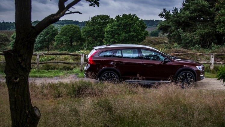 Autotest Volvo V60 Cross Country, de stoere V60 met extra bodemvrijheid en een offroad uitstraling waarbij de diesel van 20% bijtelling profiteert.