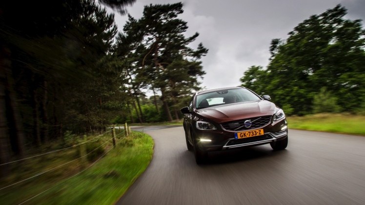 Autotest Volvo V60 Cross Country, de stoere V60 met extra bodemvrijheid en een offroad uitstraling waarbij de diesel van 20% bijtelling profiteert.