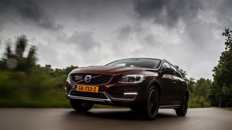 Autotest Volvo V60 Cross Country, de stoere V60 met extra bodemvrijheid en een offroad uitstraling waarbij de diesel van 20% bijtelling profiteert.